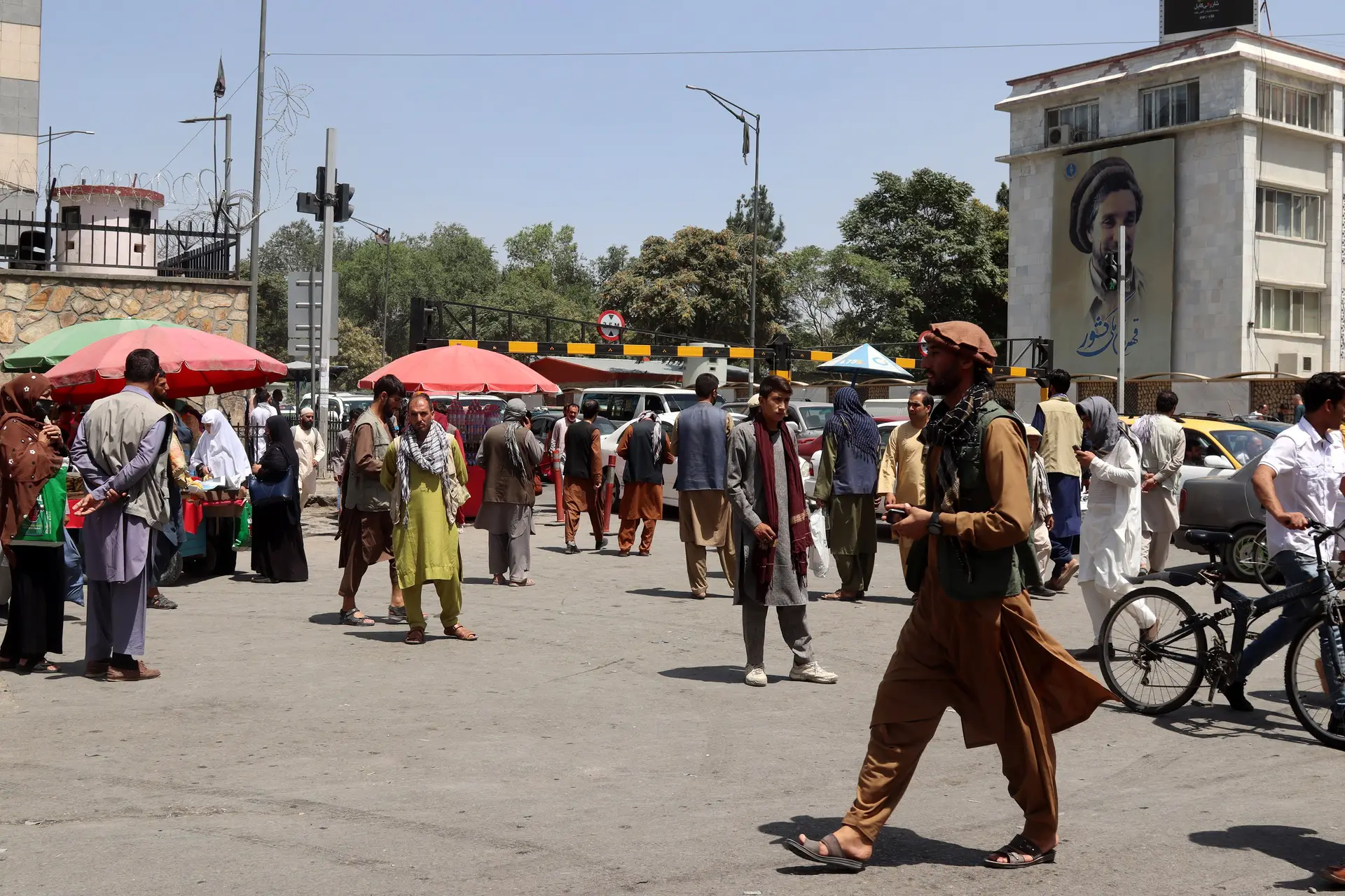 Afegãos regressam a casa no domingo, dia em que os talibãs entraram em Cabul