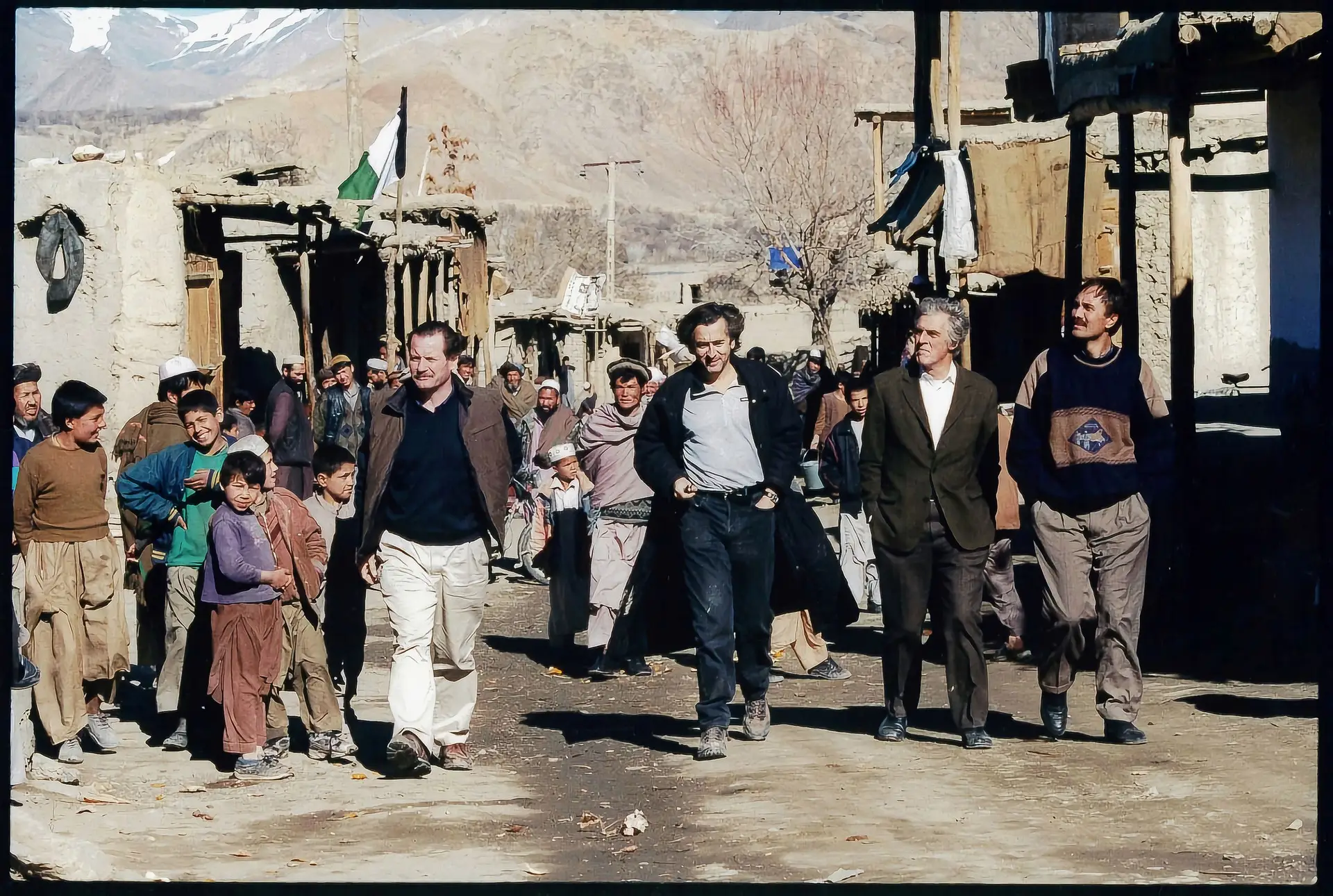 O autor (ao centro) com Gilles Hertzog (segundo a partir da direita) e Frédéric Tissot (à esquerda), numa aldeia na estrada para Bamiyan, em 2002