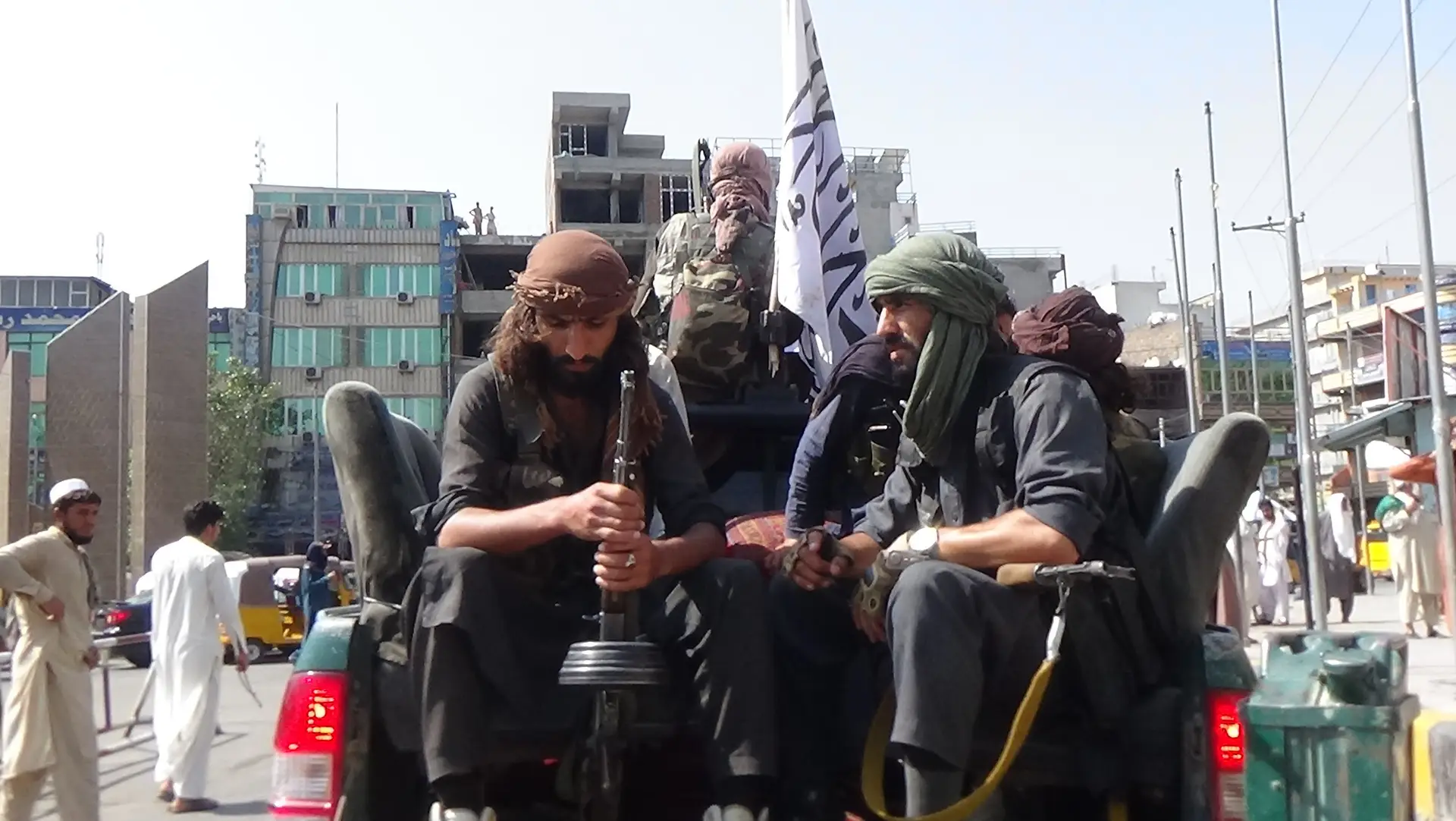 Membros dos talibãs fazem patrulhas nas ruas da cidade de Jalalabad, que foi palco de protestos esta quarta-feira.
