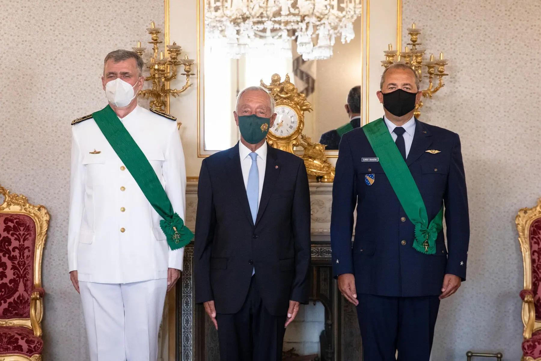 A foto de um momento marcante: Marcelo condecora Gouveia e Melo “pela sua carreira militar”