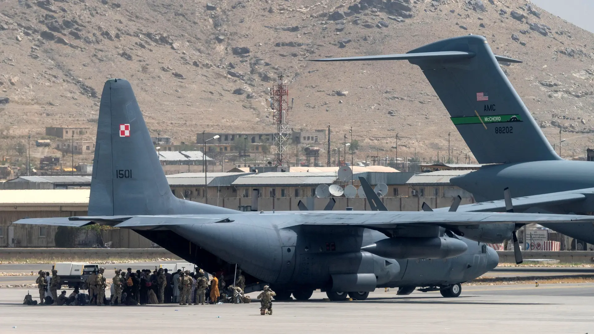 A gestão do aeroporto Harmid Karzai está nas mãos das forças americanas 