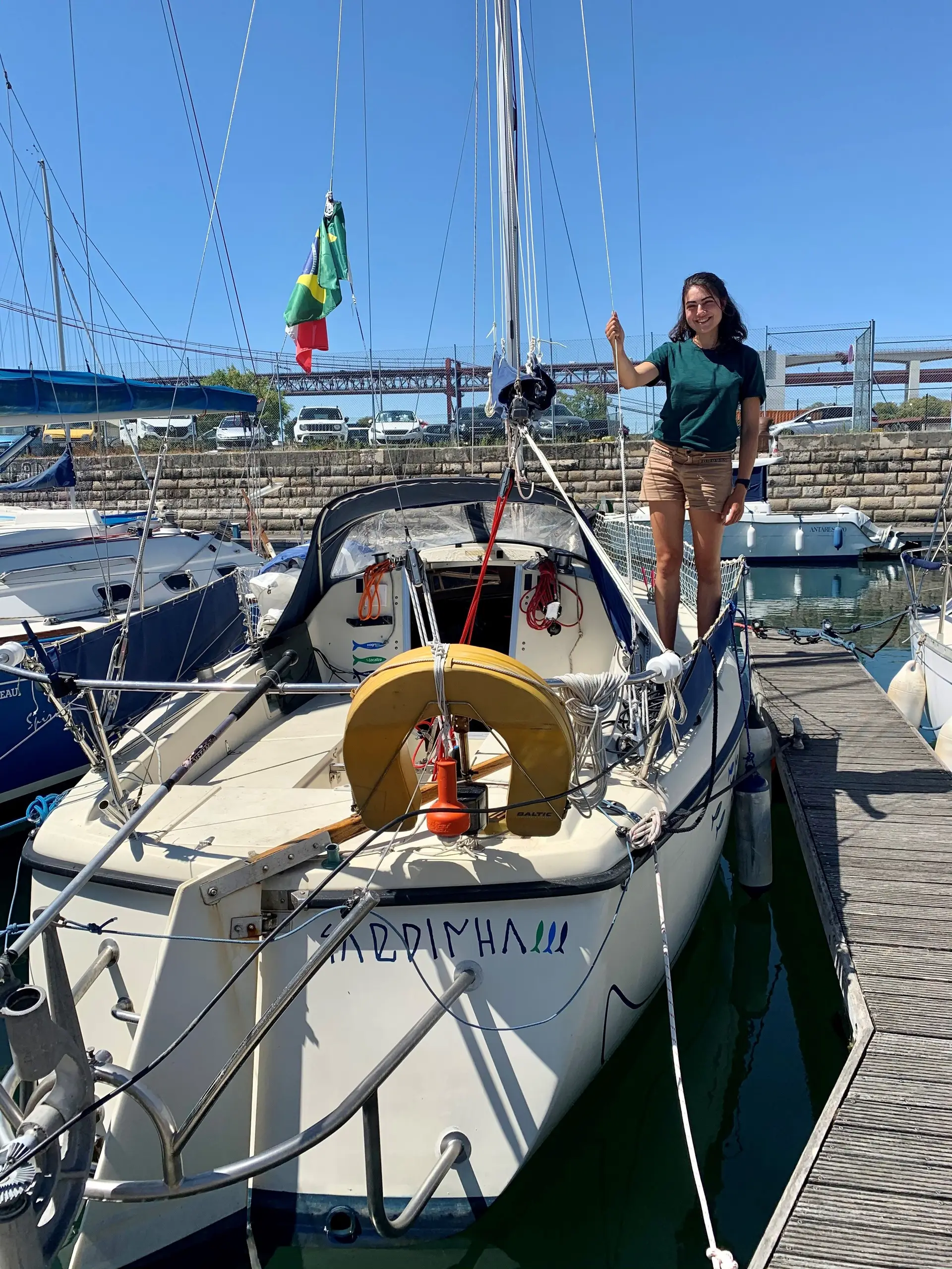 Tamara, 24 anos, velejadora solitária, está em Portugal depois de ter feito “aquela curva apertada, complicada, para entrar em Cascais”