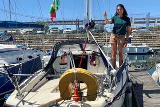 Tamara, 24 anos, velejadora solitária, está em Portugal depois de ter feito “aquela curva apertada, complicada, para entrar em Cascais”