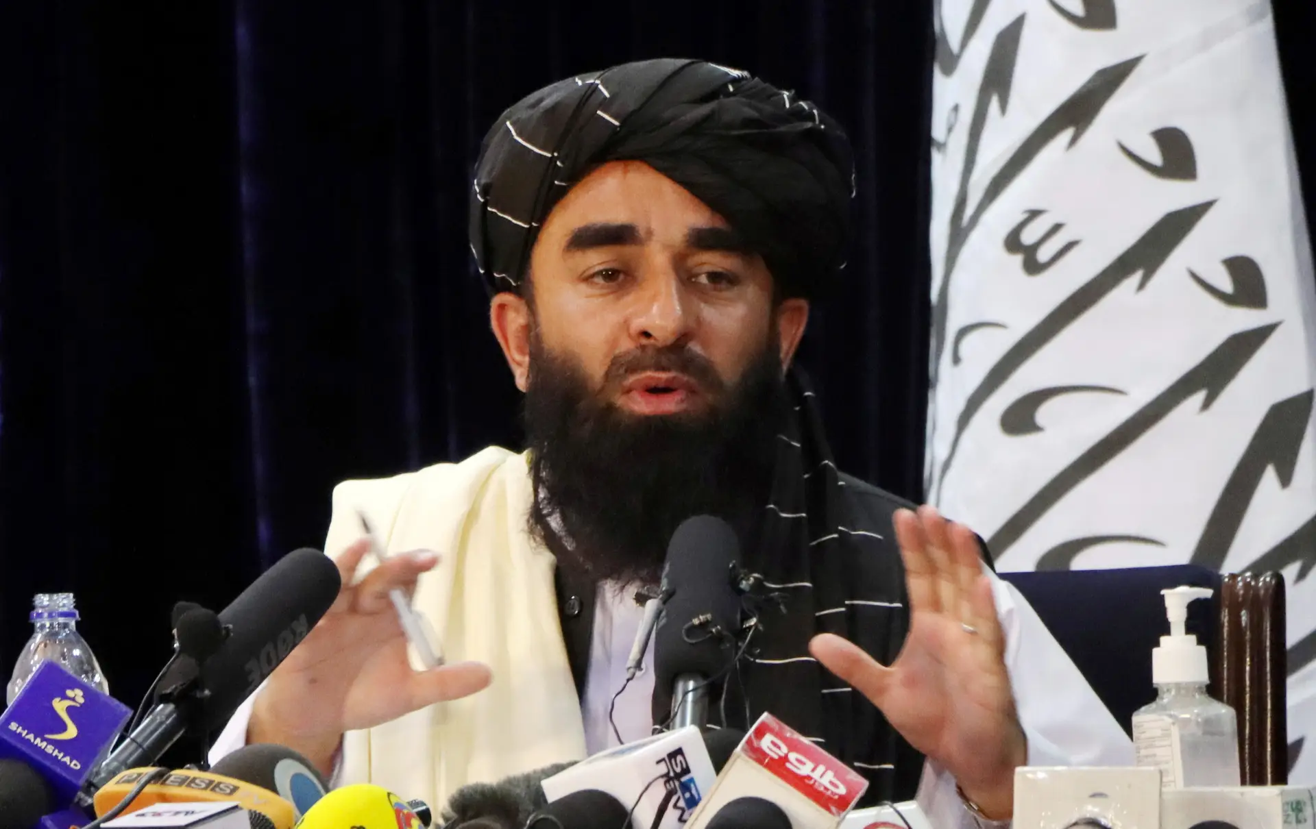 O porta-voz dos talibãs, Zabihullah Mujahid, durante uma conferência de imprensa em Cabul