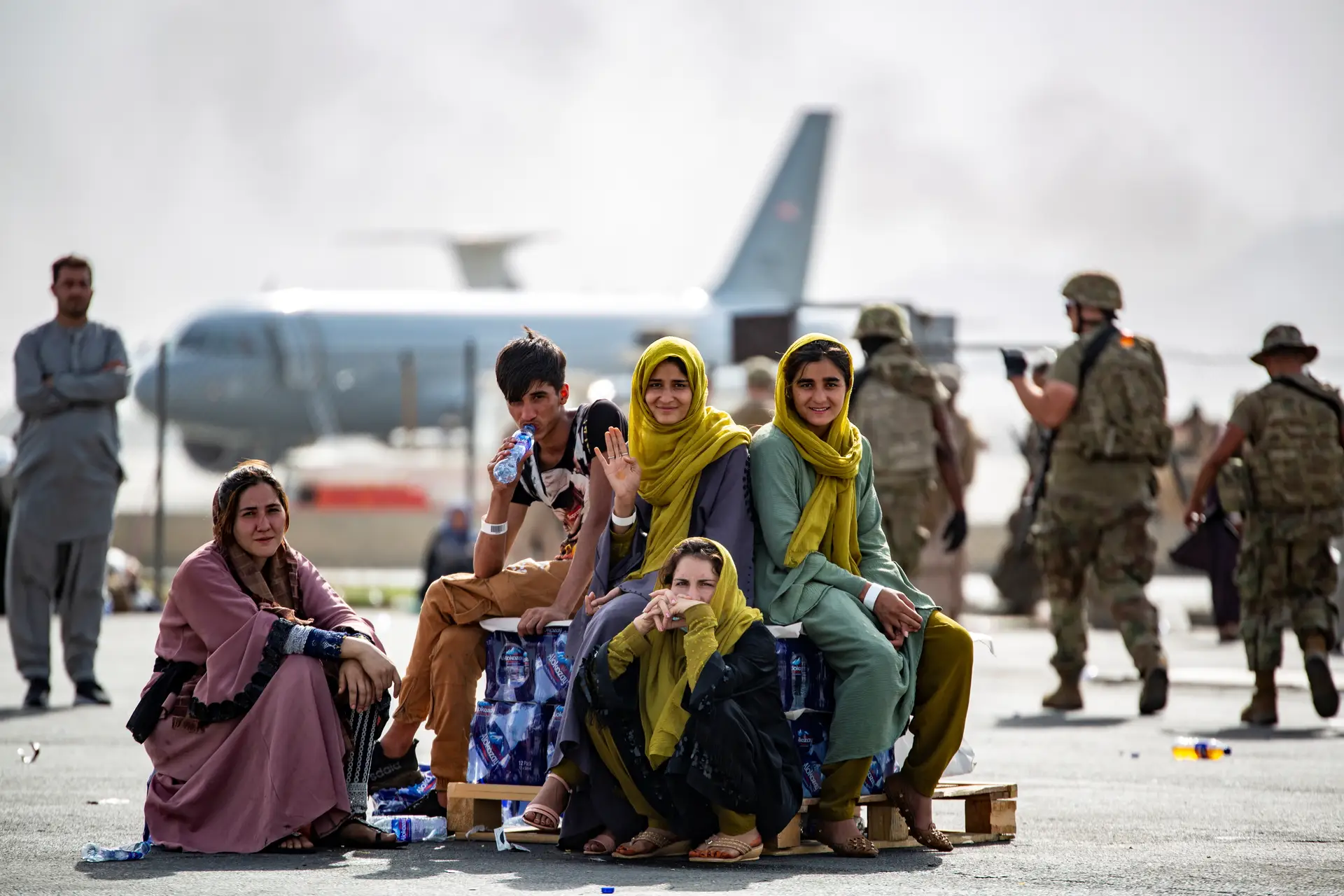 Jovens esperam por um voo no Aeroporto Internacional Hamid Karzai, em Cabul, no Afeganistão