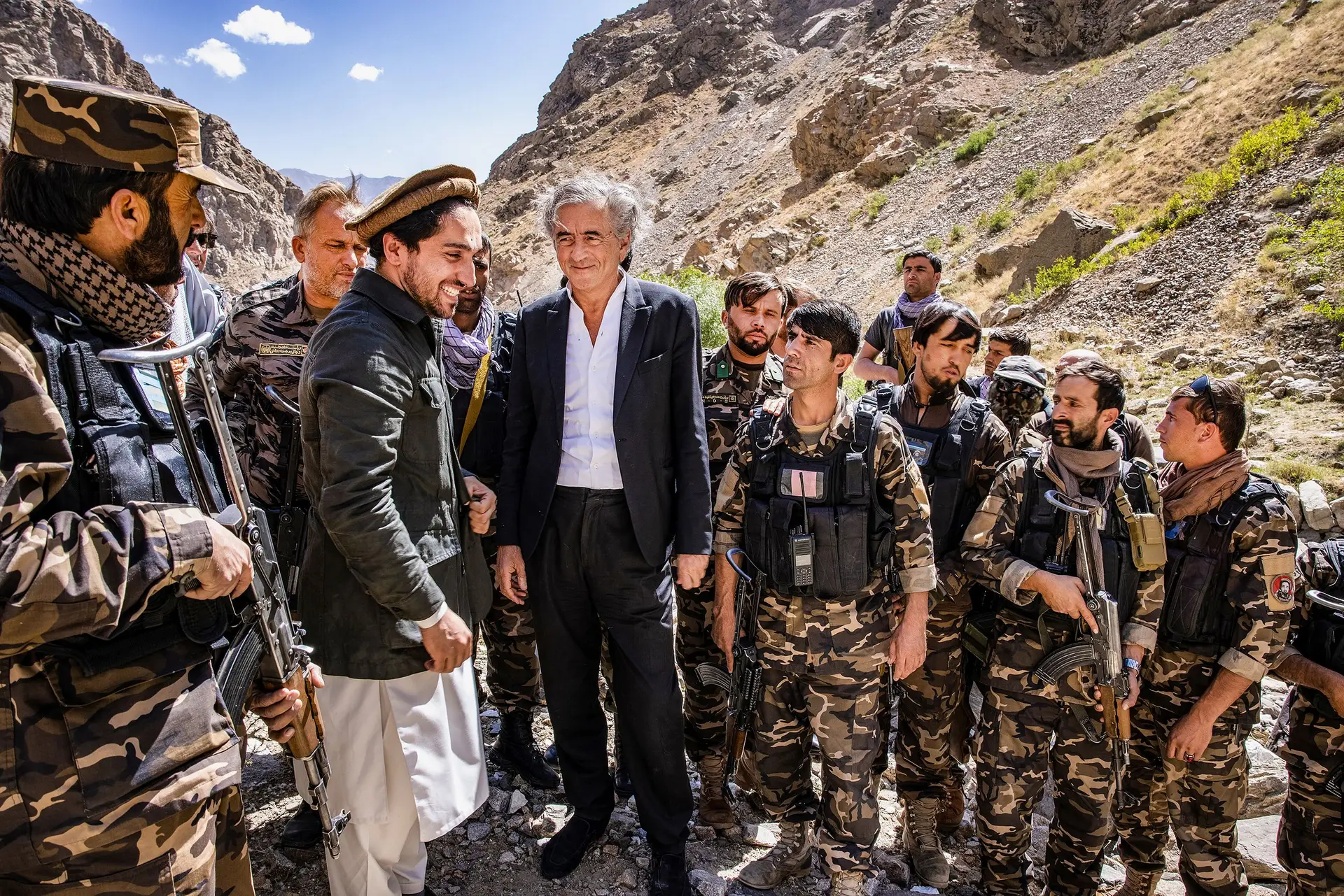 Ahmad Massoud com o autor e os seus soldados em setembro de 2020, perto de Jangalak, nas montanhas