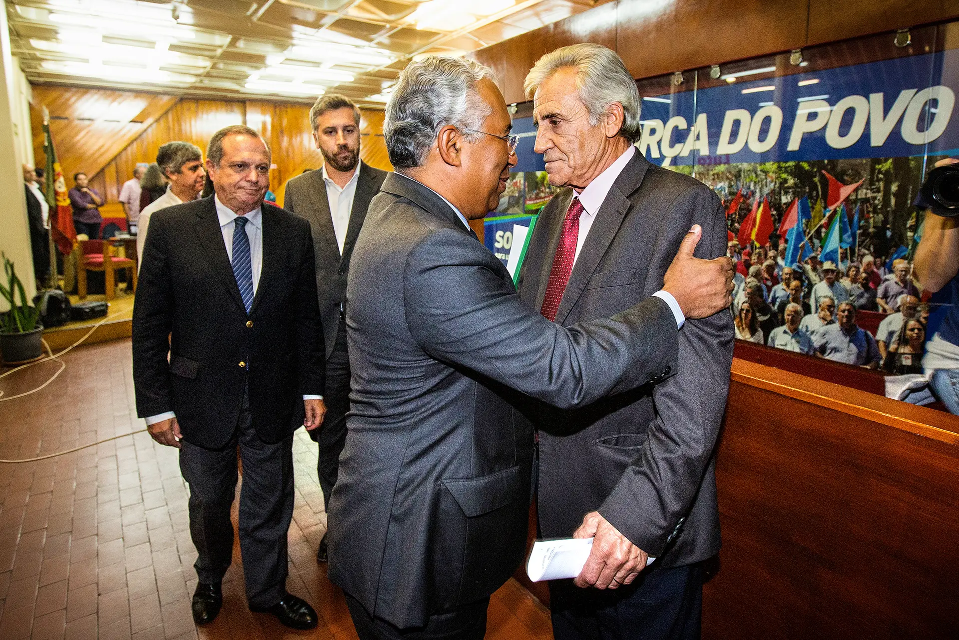 PCP distancia-se do Governo até às autárquicas. Negociação a sério, e à luz do dia, só começa depois