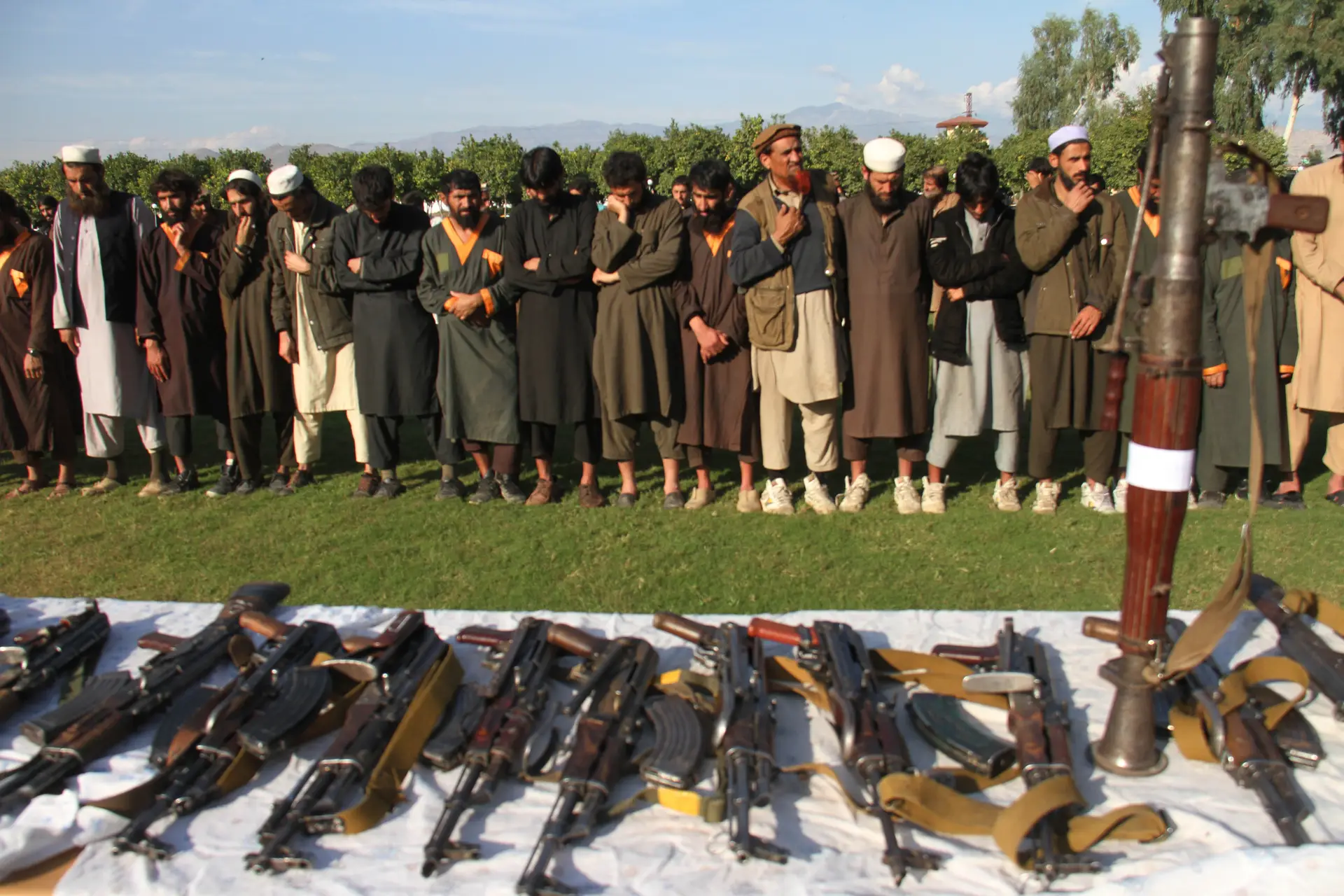 Detenção de membros do Estado Islâmico e apreensão de armas, na cidade de Jalalabad, na província de Nangarhar, leste do Afeganistão