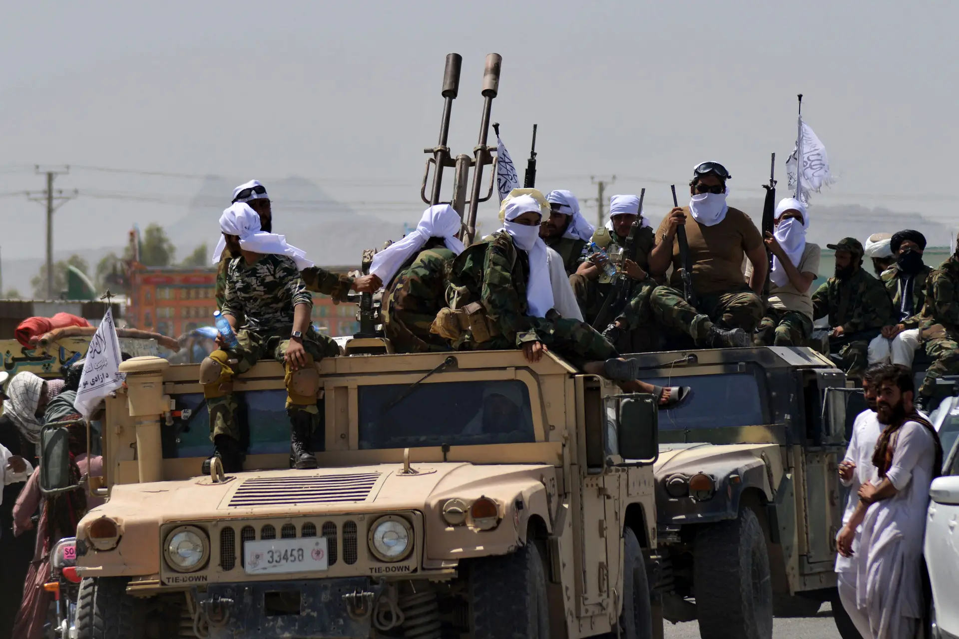 Afeganistão. Talibãs fazem grande desfile em Kandahar com veículos militares dos EUA