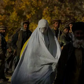 Onde ficam os direitos das mulheres quando se diz a um afegão que só pode trazer uma das esposas? “É um homícidio deixá-las para trás”
