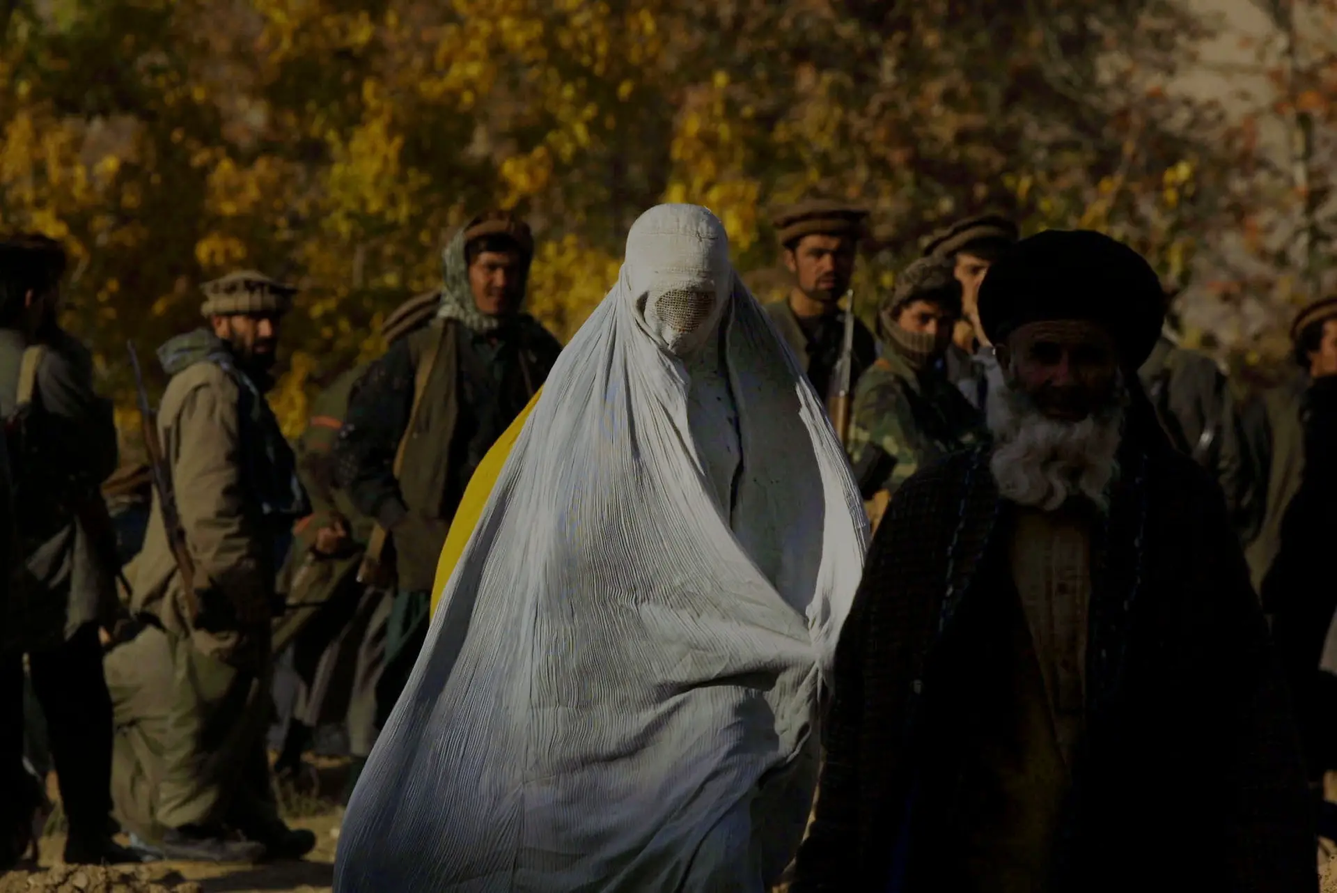 Afeganistão: três ONG suspendem operações após proibição de mulheres