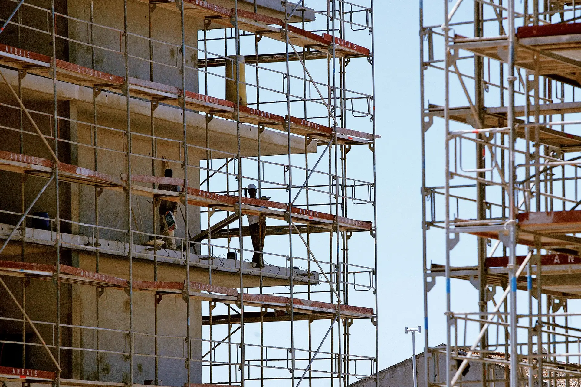 Governo promete “resposta pública” à falta de habitação para equilibrar a oferta e fazer baixar os preços