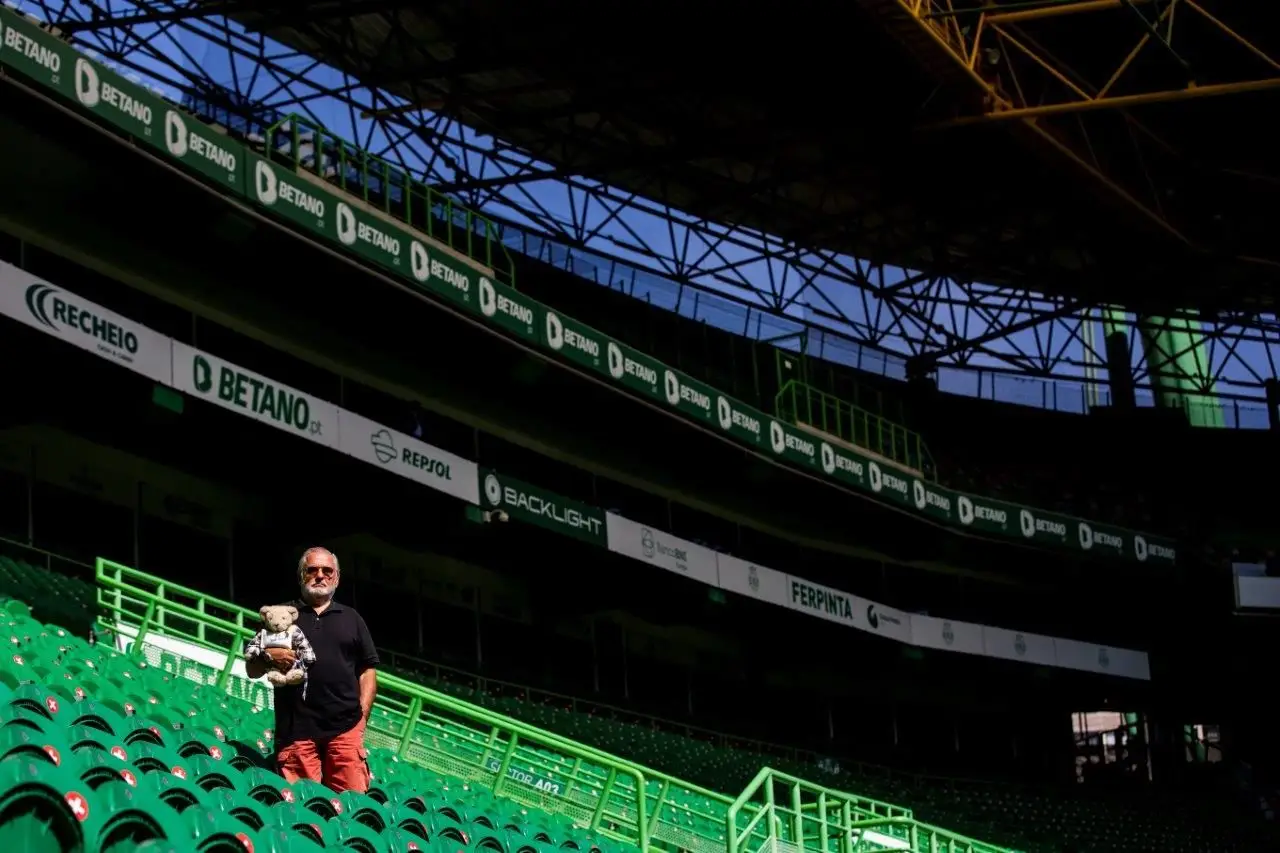 Pedro Bello fotografado no estádio do Sporting, em Lisboa. O peluche era de Joana, comprado durante um internamento nos EUA