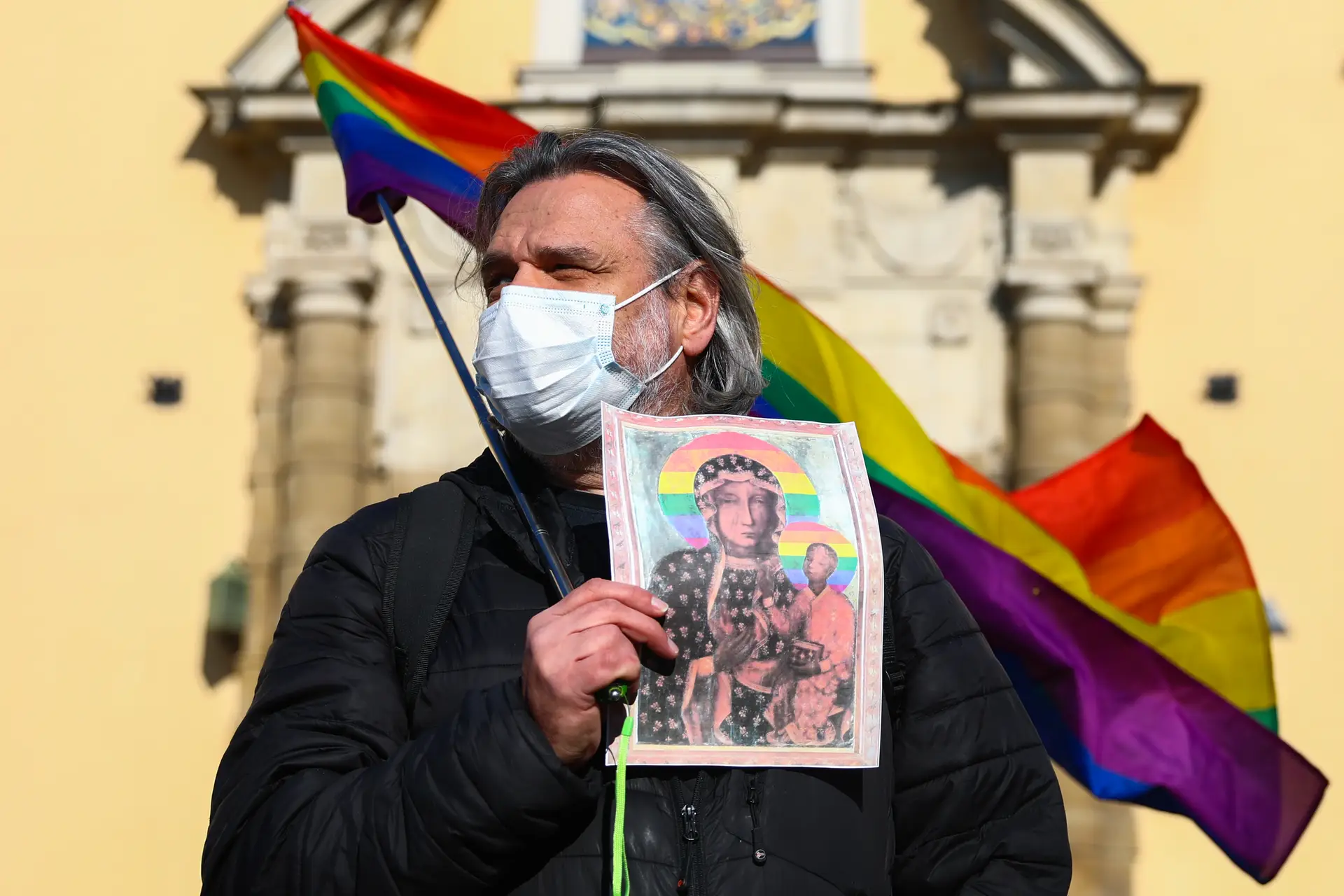 Um manifestante contra o peso da Igreja nas decisões políticas da Polónia mostra um poster que foi considerado heresia por muitos membros da Igreja Católica na Polónia