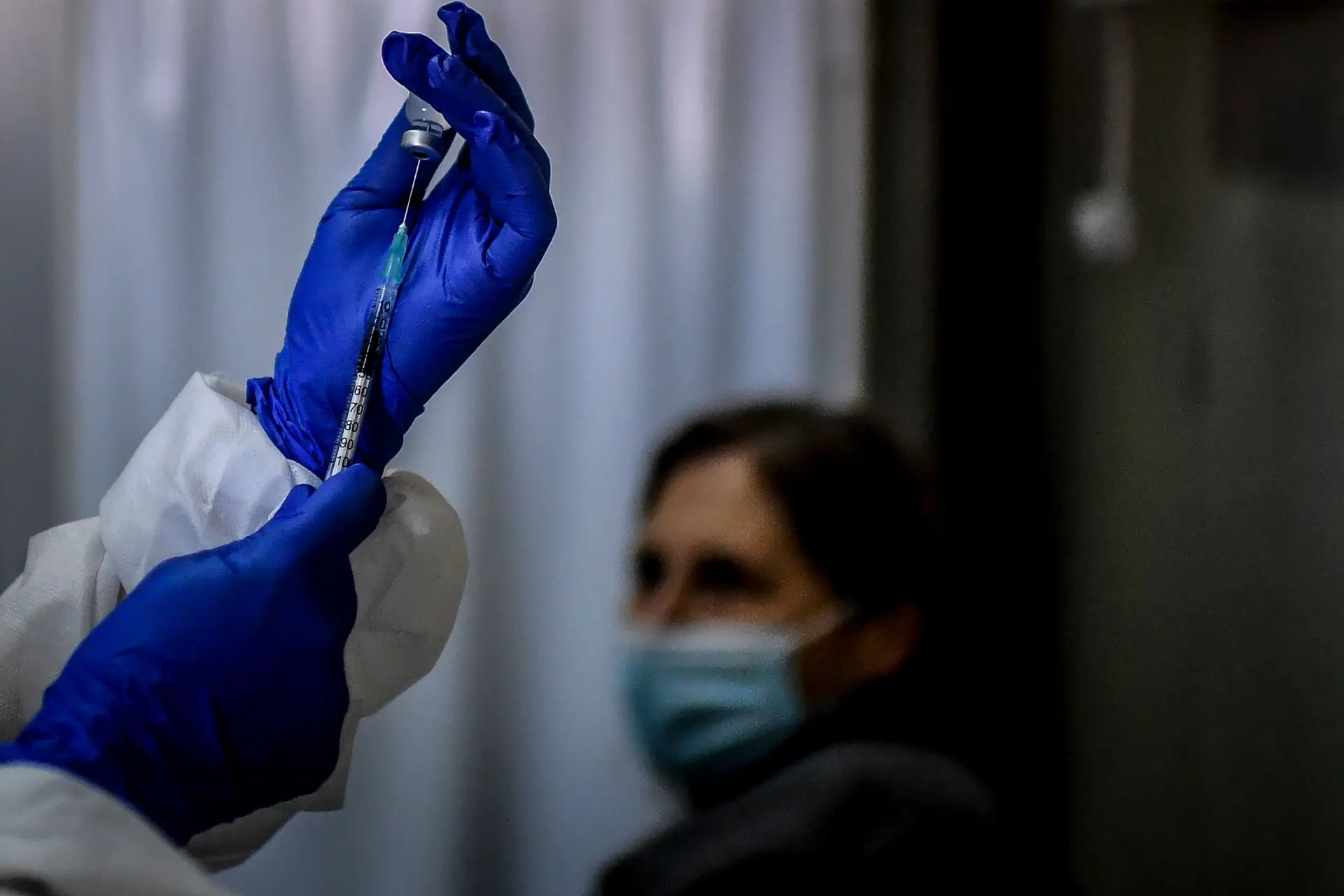 Covid-19: dois estudos confirmam que proteção conferida pela vacina da Pfizer cai após dois meses