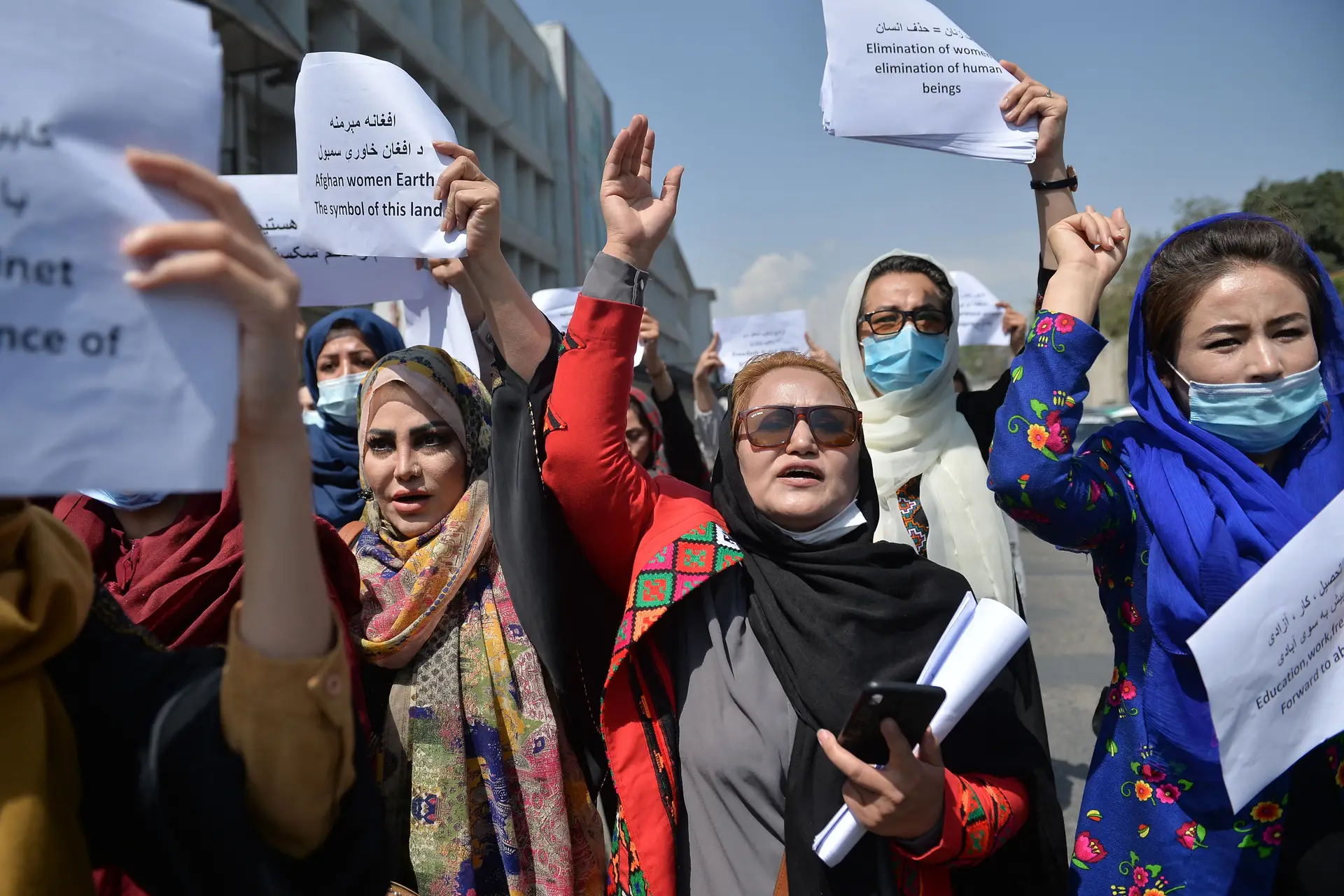 Afeganistão. Mulheres protestam em Cabul e exigem participação na vida política