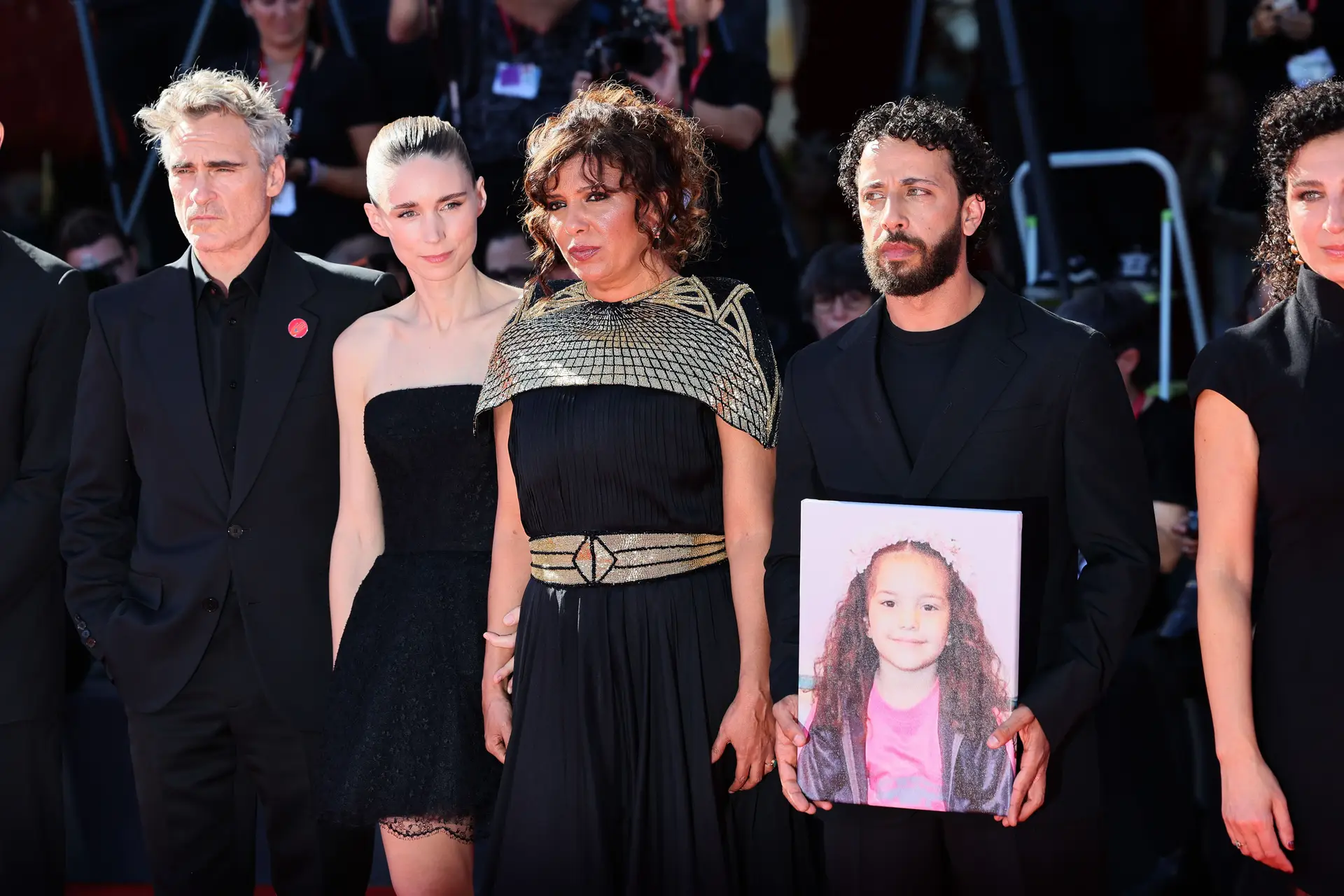 Joaquin Phoenix e Rooney Mara, dois dos produtores executivos de “The Voice of Hind Rajab”, e Kaouther Ben Hania e Motaz Malhees, respetivamente realizadora e ator do filme (esqª-dirª). Malhees segura a foto de Hind Rajab
