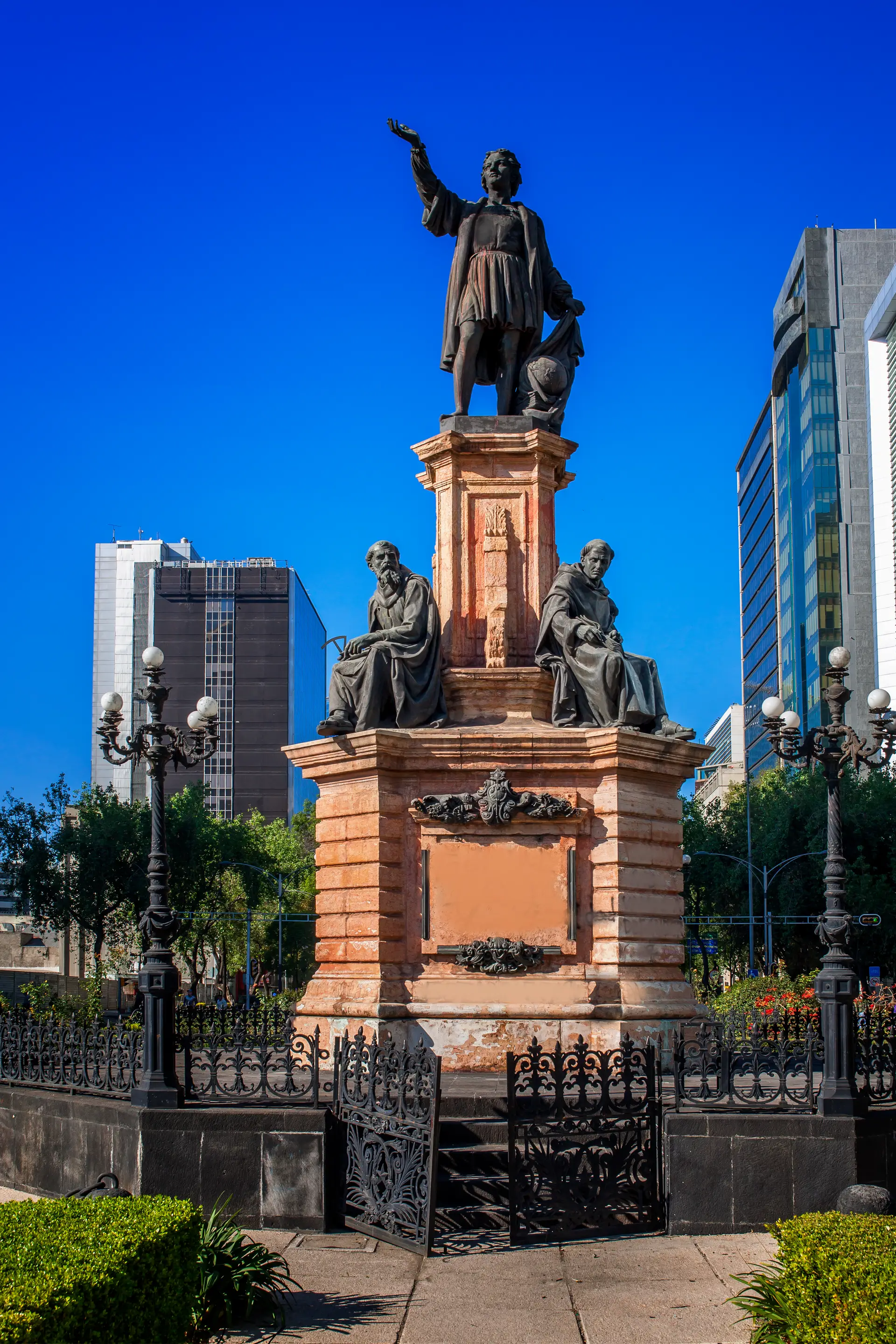 Estátua tinha sido removida há um ano para trabalhos de restauração