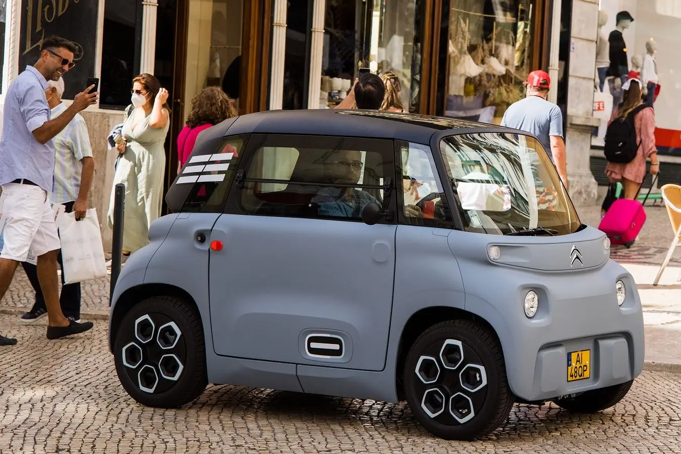 Chegou a Portugal o carro elétrico que se pode comprar nas lojas da FNAC
