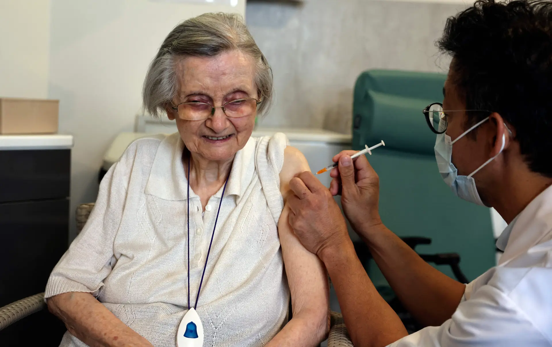 Terceira dose da vacina contra a covid-19: quando começa e acaba o processo, quem é elegível e onde se faz a vacinação