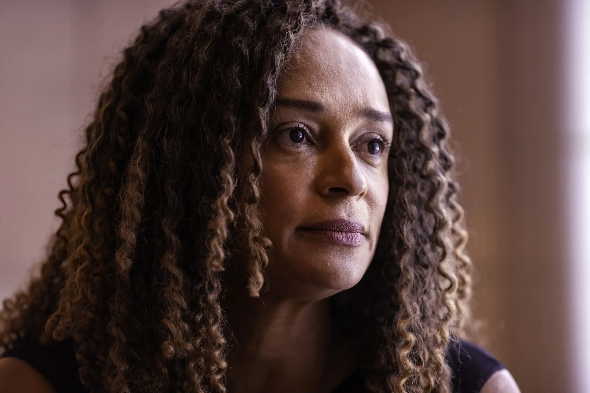 A outrora poderosa Isabel dos Santos, autoexilada nos Emirados Árabes Unidos. O pai só saiu de Barcelona para consolá-la após a morte do marido, Sindika Dokolo