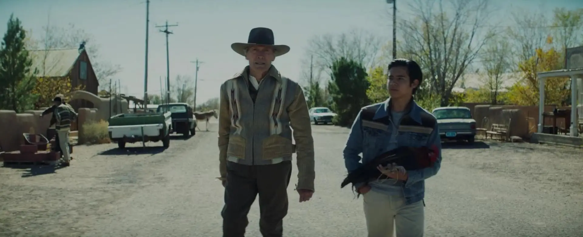 Mike Milo (Clint Eastwood), Rafa (Eduardo Minett) e o galo que dá nome ao filme em “Cry Macho”