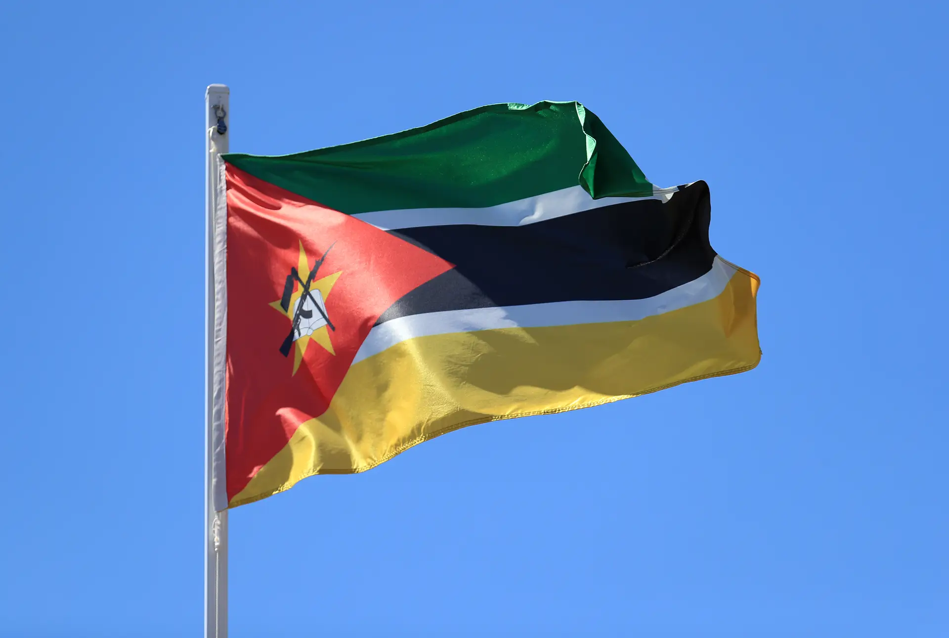 Governo admite privatizar Linhas Aéreas de Moçambique e Tmcel