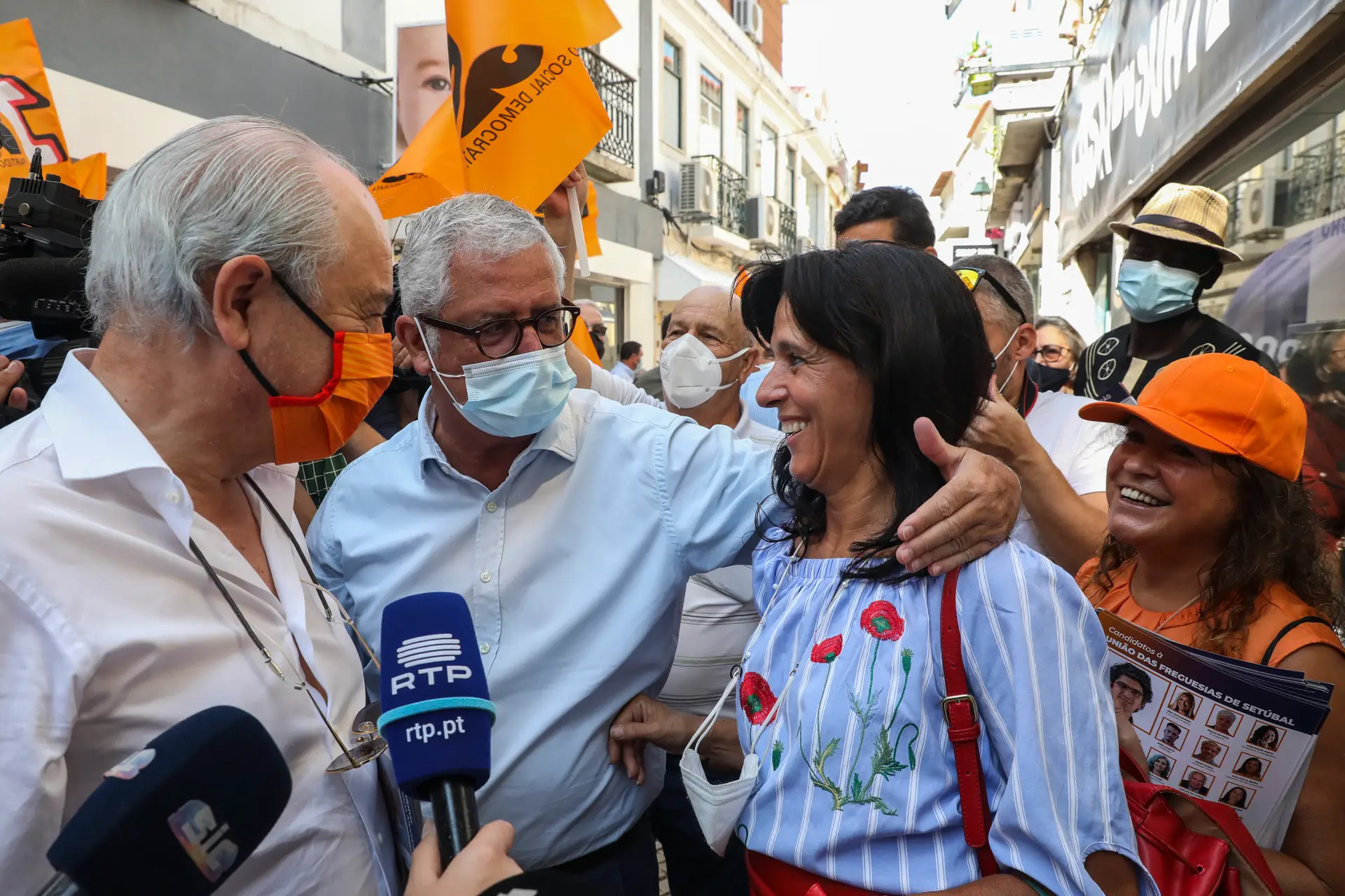 O presidente do Partido Social Democrata, Rui Rio, acompanhado pelo candidato do PSD à Câmara Municipal de Setúbal, Fernando Negrão, durante uma ação de campanha