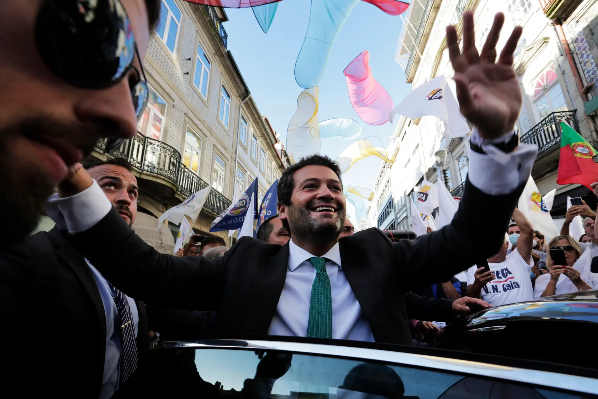 Um comício quase vazio e um desfile flash no Porto, sem conversas. Há “gente que receia admitir que vota no Chega”?