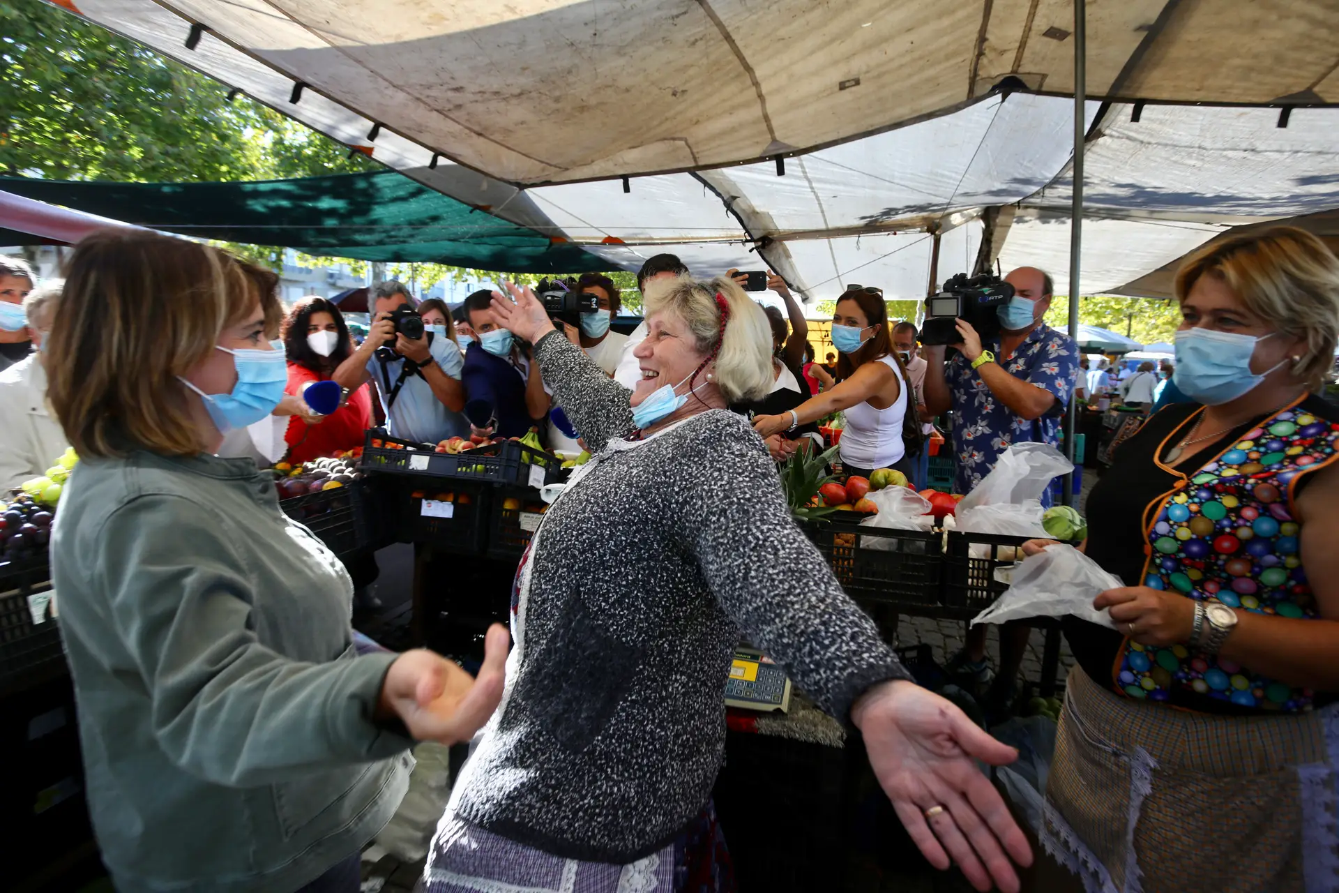 Sempre bem recebida nas ruas, mesmo quando entra sem rede numa feira, Catarina Martins não se coíbe de dar abraços