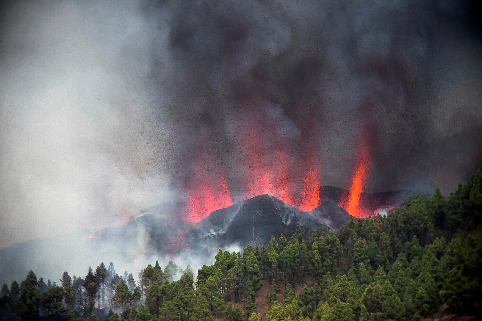 O vulcão Cumbre Vieja deixou de emitir lava, mostram as televisões espanholas