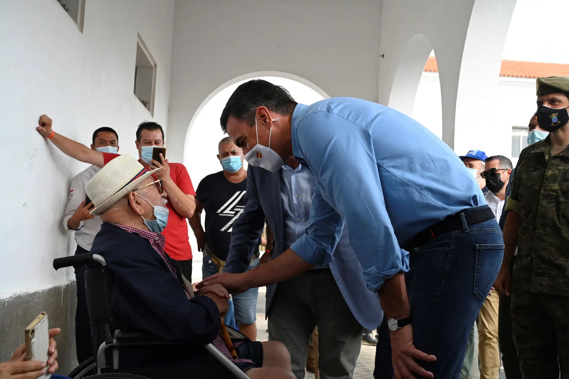 O primeiro-ministro espanhol adiou a visita a Nova Iorque e está em La Palma