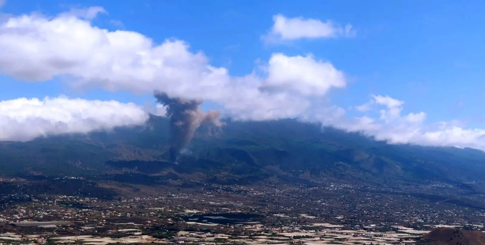 A ilha de La Palma, nas Canárias, já se encontrava em alerta amarelo devido ao risco de erupção vulcânica