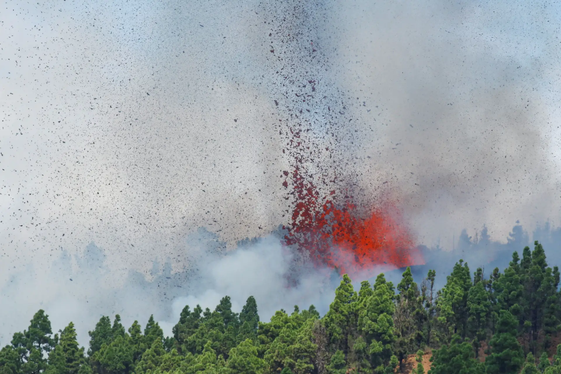 Um pequeno terramoto precedeu uma grande explosão. Segui-se uma enorme coluna de fumo e emissão de fragmentos de rocha