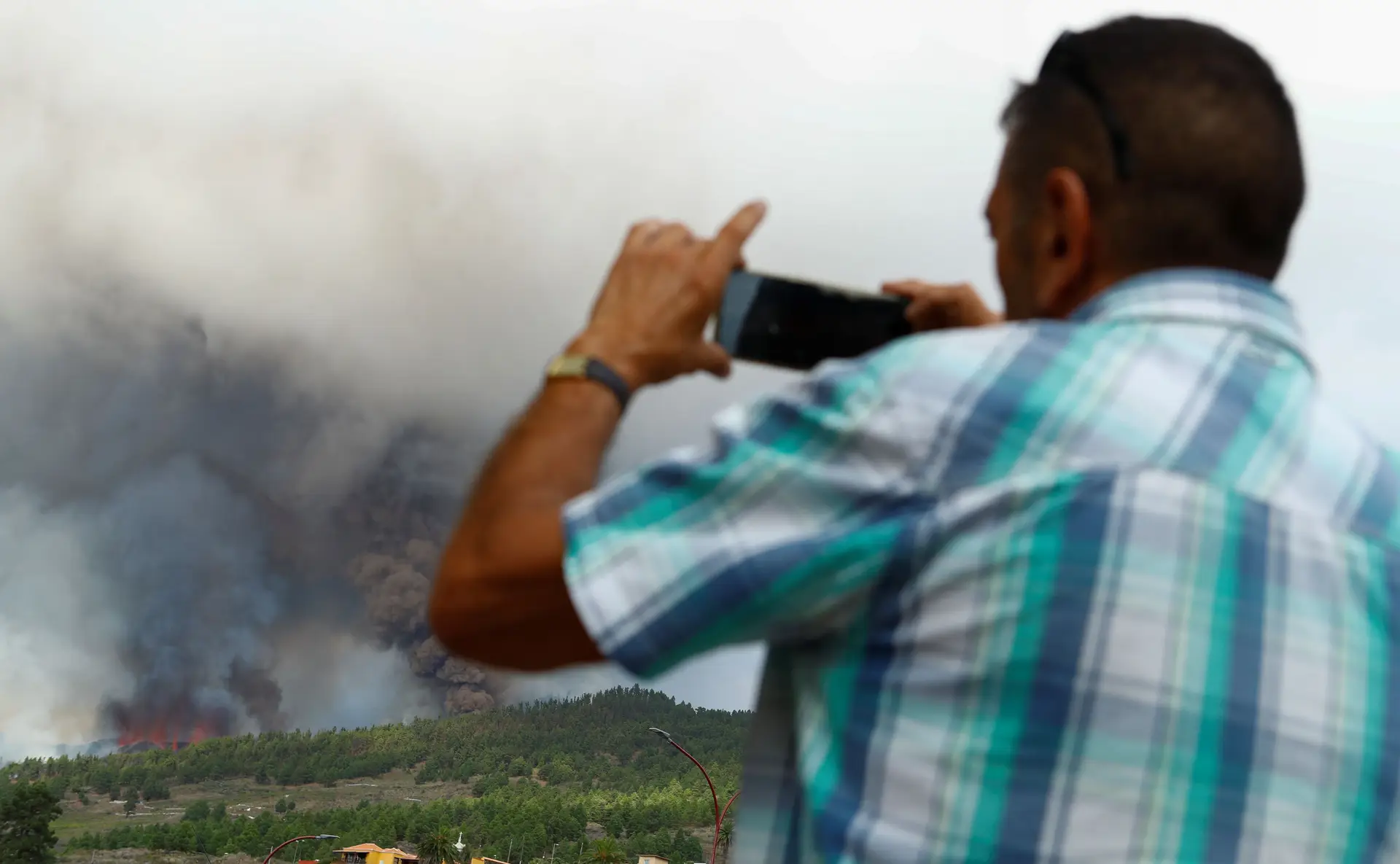 Erupção ocorreu quando as pessoas com mobilidade reduzida já estavam a ser retiradas dos bairros vizinhos