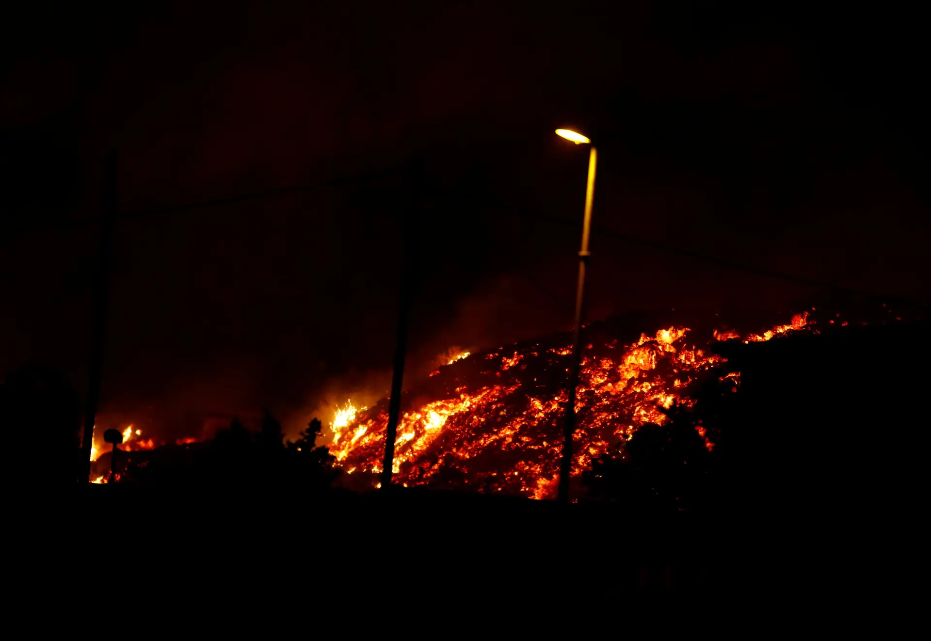 A lava que desde domingo desce as encostas do vulcão avança a aproximadamente 700 metros por hora