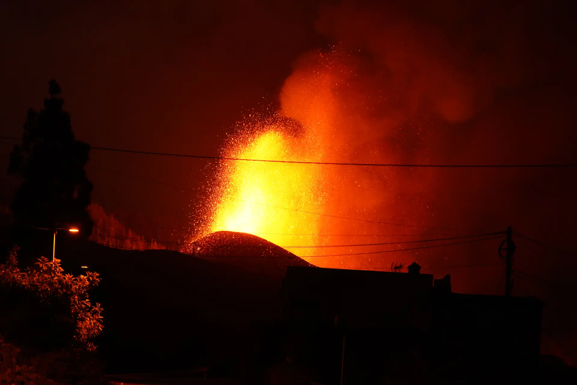 Vulcão Cumbre Vieja, em La Palma, continua a expelir lava