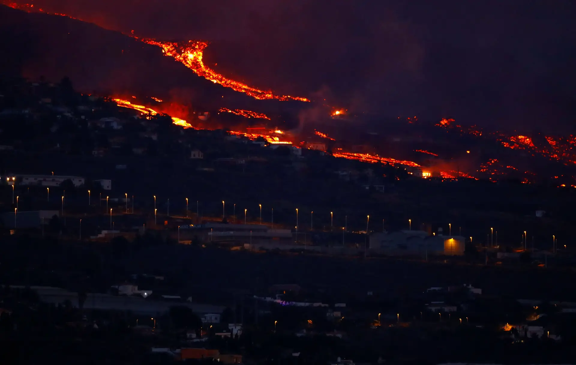 A lava flui pelas encostas após a erupção do vulcão Cumbre Vieja