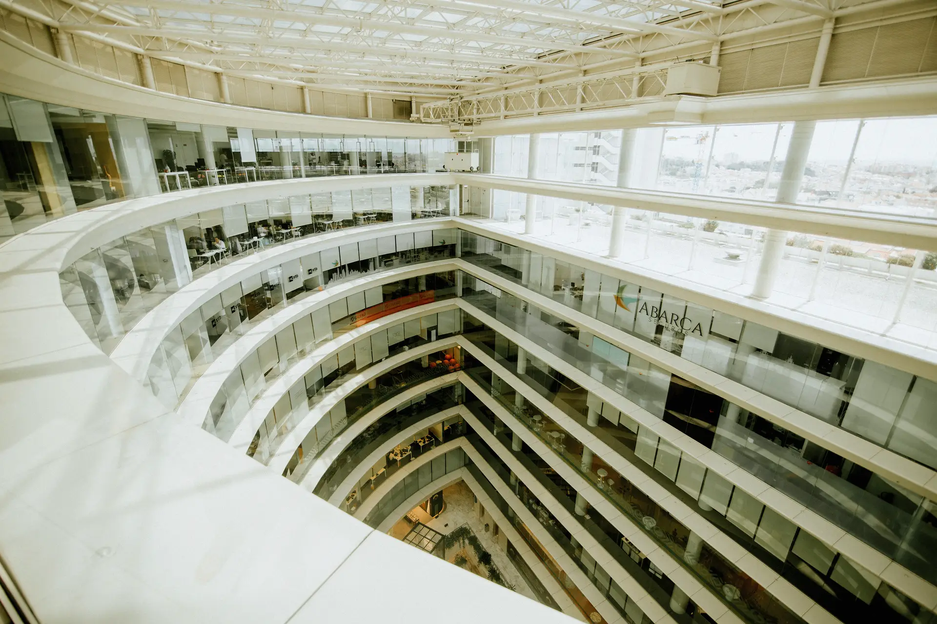 Imagem 3D do centro de trabalho partilhado, com uma área de 650 m2,e, em cima, fotografia do interior do Atrium Saldanha