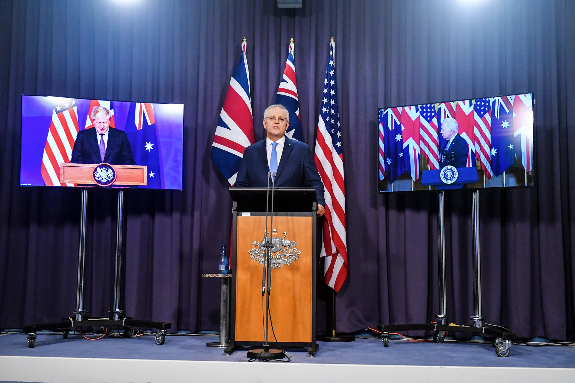 O primeiro-ministro australiano, Scott Morrison, anunciou o acordo AUKUS em videoconferência, dia 16, com o seu homólogo britânico, Boris Johnson, e o Presidente dos EUA, Joe Biden