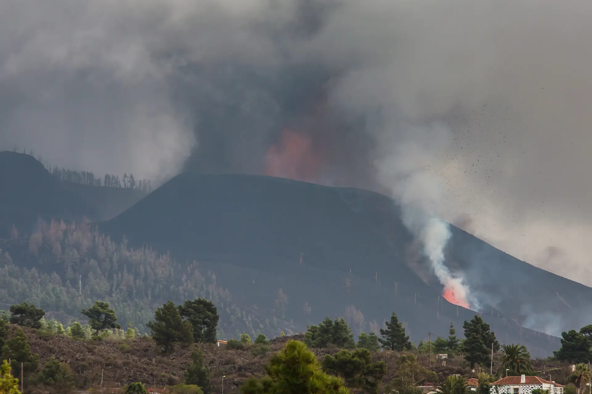Aeroporto de Las Palmas, em Tenerife, inoperacional devido à acumulação de cinzas