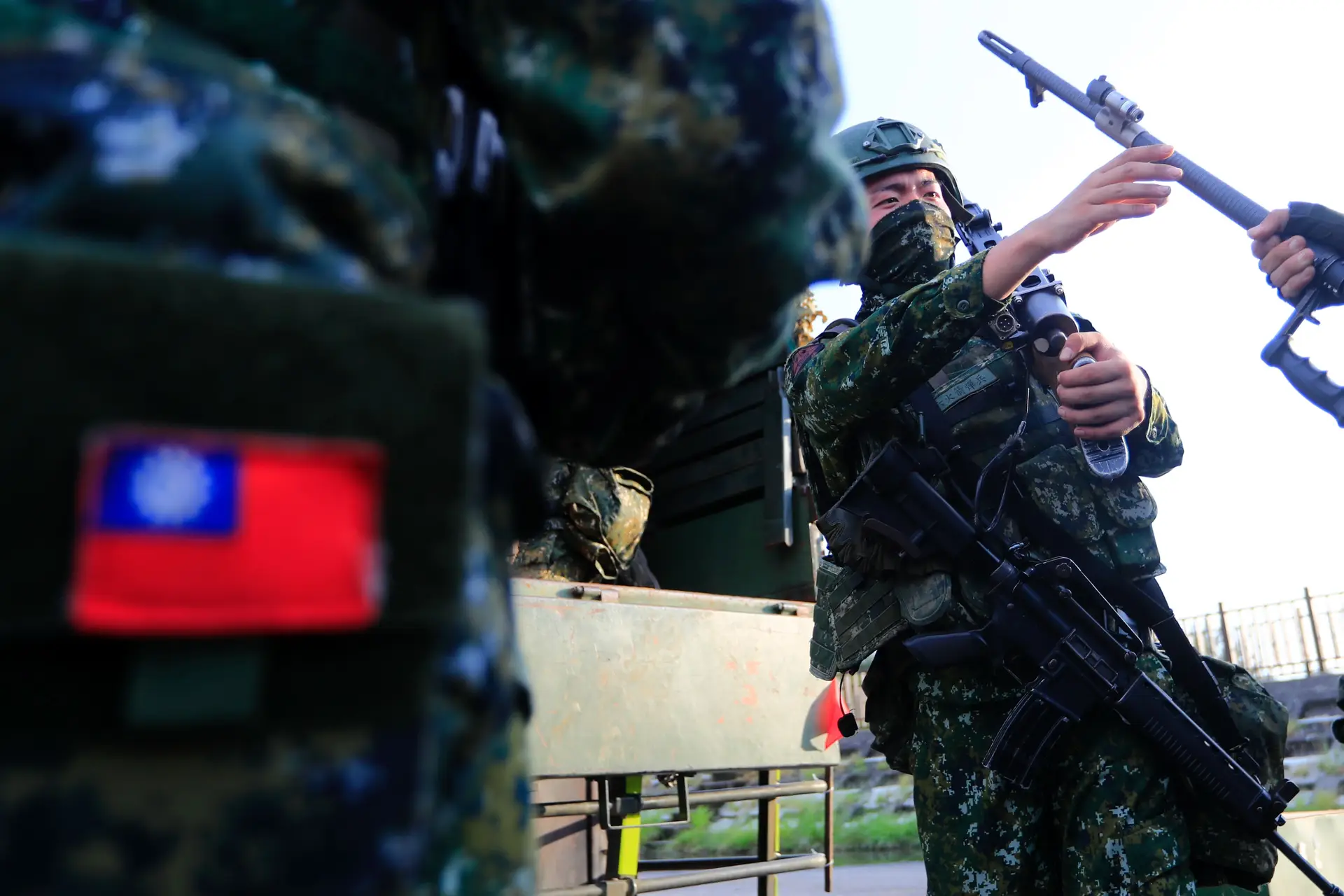 Exercícios militares em Taiwan, uma ilha que se vê como independente da China mas que a China não reconhece, tal como várias organizações internacionais. Muitos países europeus e muito claramente os Estados Unidos são defensores públicos da independência de Taiwan