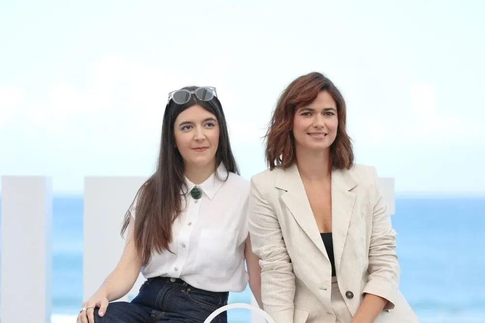 A cineasta, Laura Carreira, e a atriz, Joana Santos, esta terça-feira, em San Sebastián