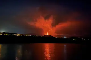 Canarias: El cono del volcán de La Palma está a punto de ceder, mientras el turismo ‘vergüenza’ obstruye los alojamientos