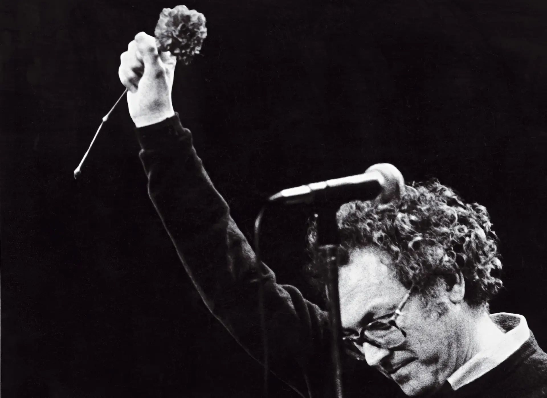 Foi com “Cantares do Andarilho”, que José Afonso iniciou um percurso mais intenso de desafios na palavra e na música, marcado também por uma maior regularidade editorial