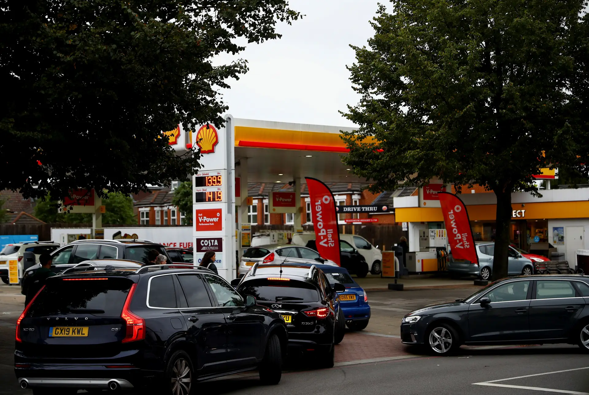 Longas filas em Londres para abastecimento automóvel