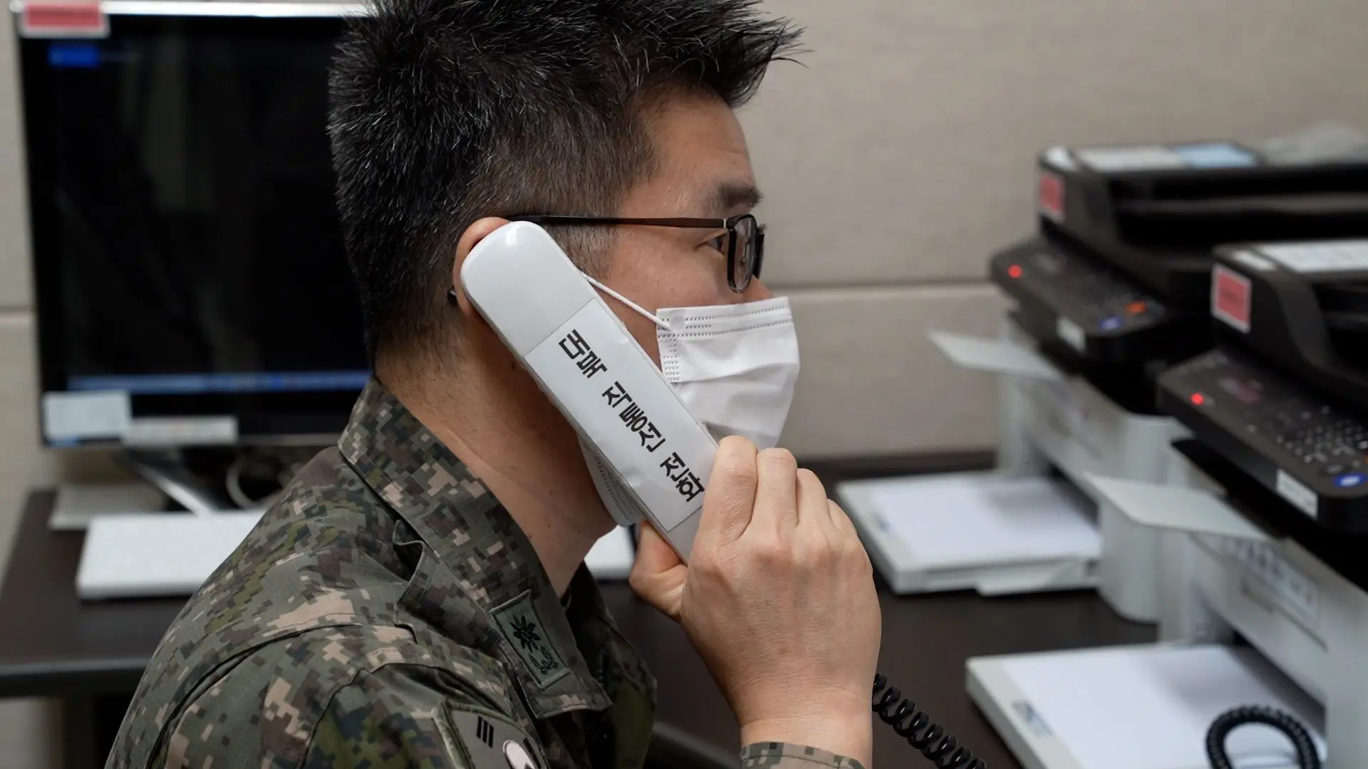 Funcionário sul-coreano faz chamada de teste na linha direta para a Coreia do Norte, a 4 de outubro de 2021