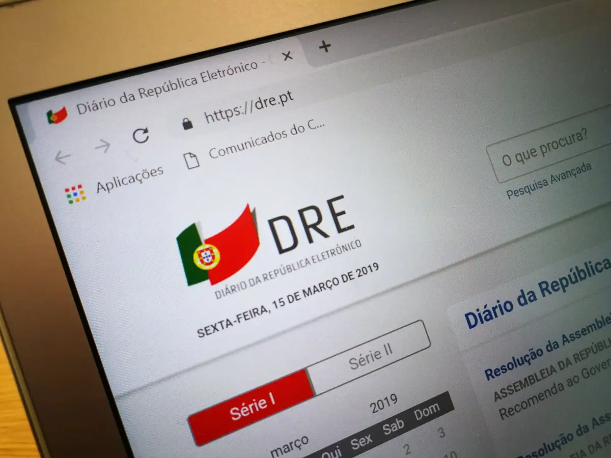 Diário da República expõe moradas, cônjuges, números fiscais e de CC de pessoas insolventes. Portal da Justiça faz igual com empresários