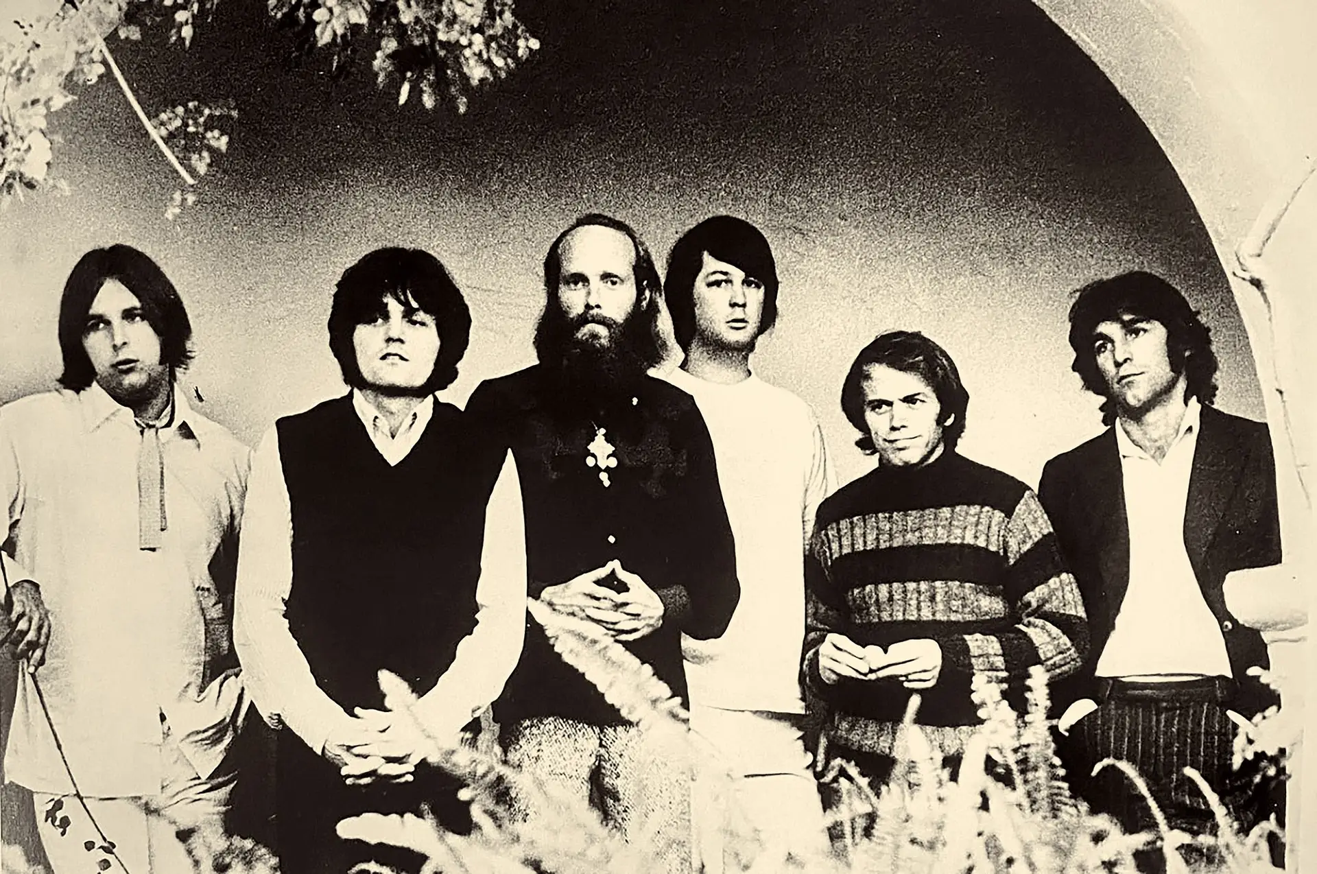 A banda formou-se na Califórnia, em 1961, com Al Jardine, Mike Love, Dennis Wilson, Brian Wilson e Carl Wilson ao leme