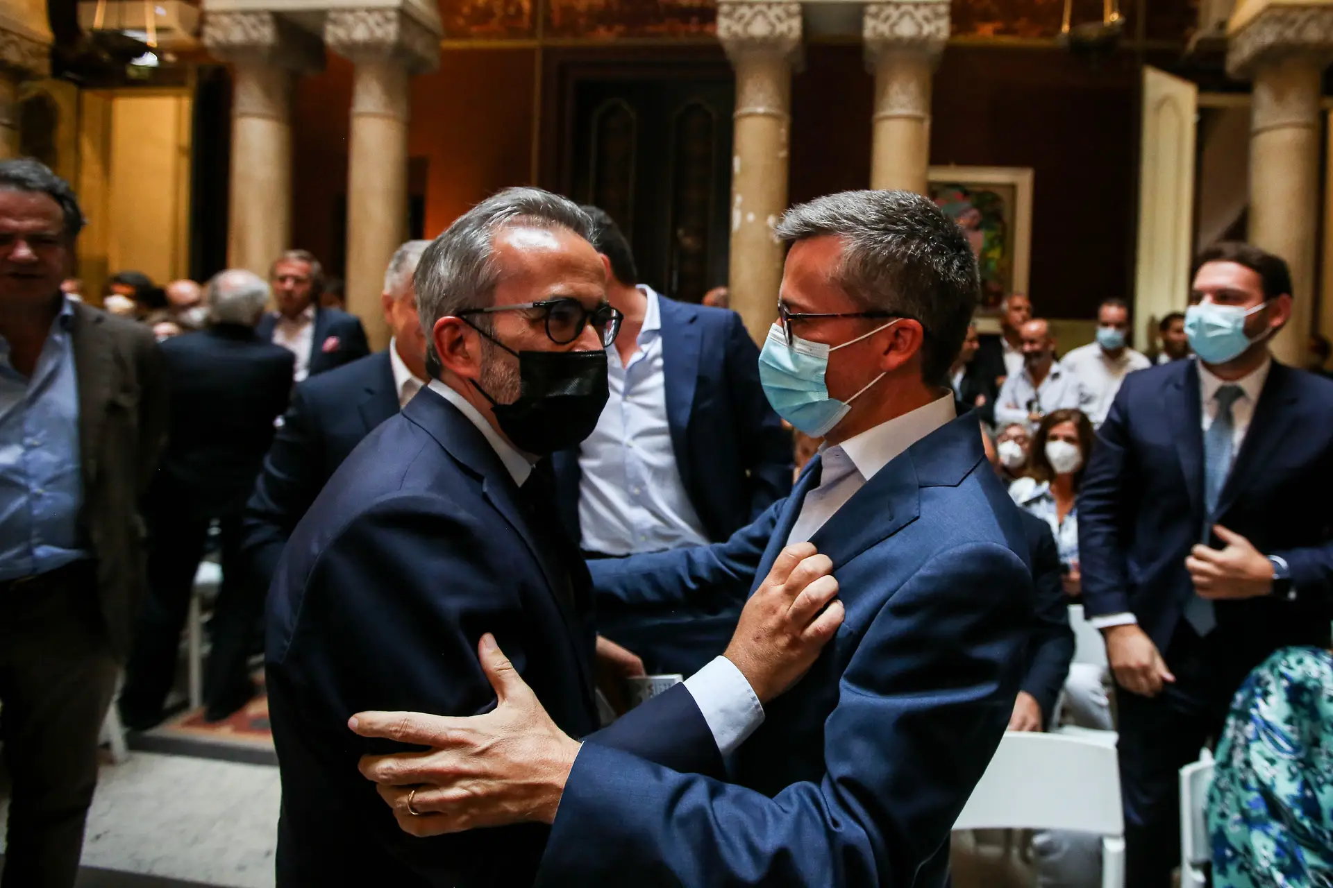 Paulo Rangel (direita) com Carlos Moedas na apresentação do livro de Miguel Pinto Luz